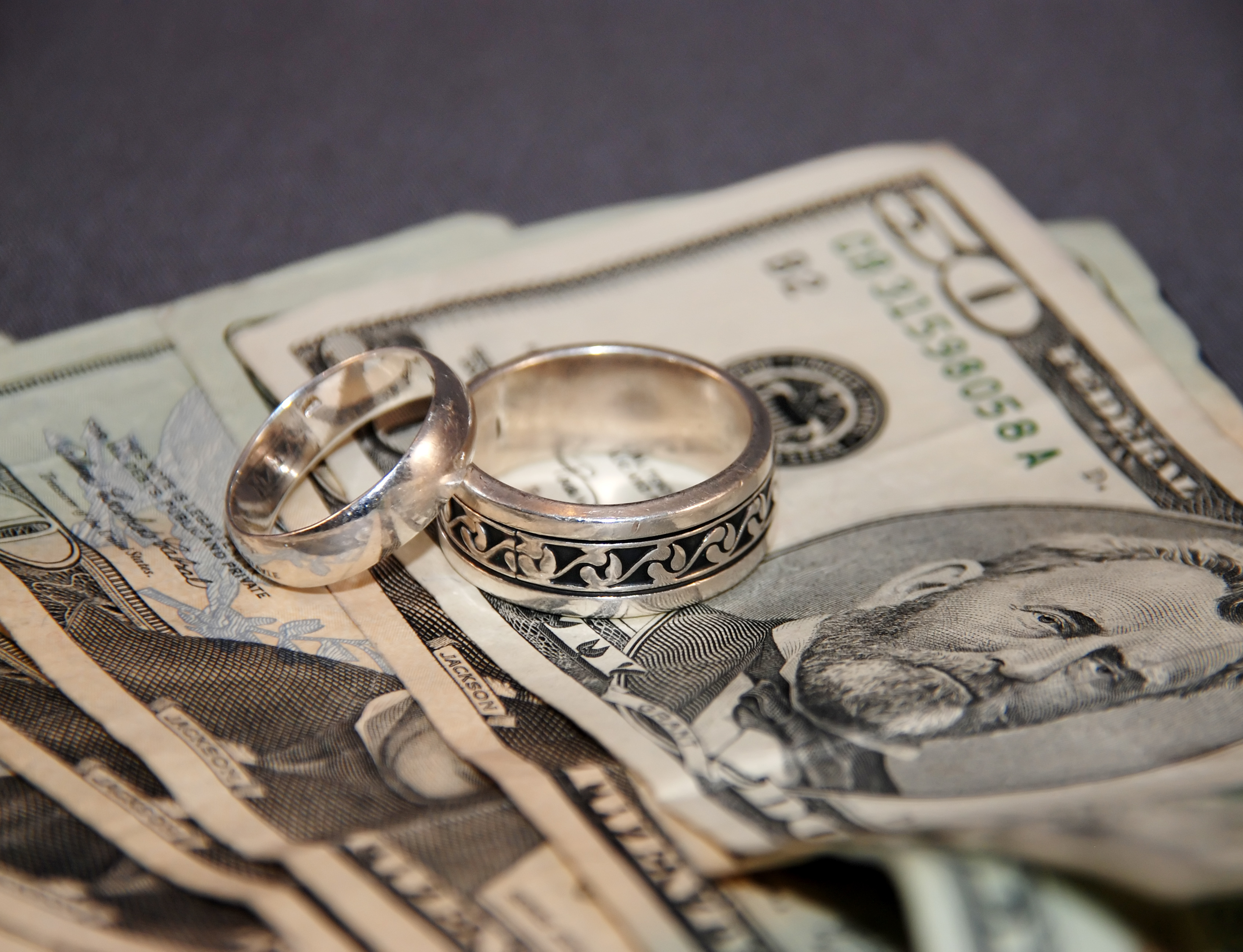 Брачные деньги. Обручальные кольца и деньги. Divorced money. Money Wedding Rings. Cash giving.